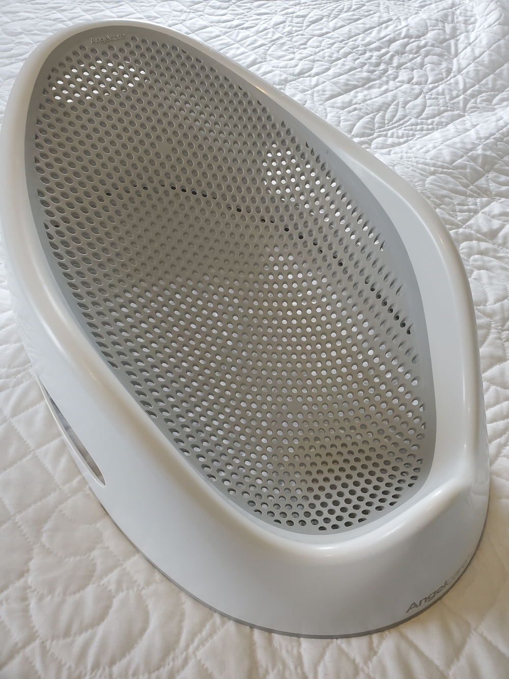 Angelcare Ergonomic Baby Bath Seat in White and Light Gray